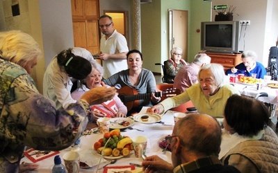 Wspólnotowe spotkania w salonie to jedne z ulubionych zajęć seniorów "Józefowa"