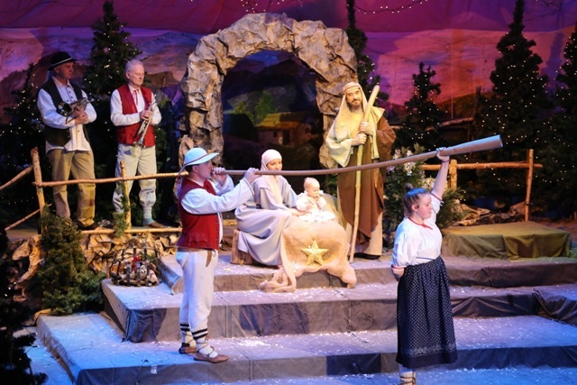 Zespół Teatralny Parafii św. Elżbiety na scenie