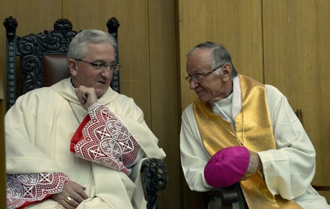 Mszy św. w szpitalnej kaplicy przewodniczył abp Celestino Migliore, nuncjusz apostolski w Polsce. Obok (z prawej) abp Zygmunt Zimowski