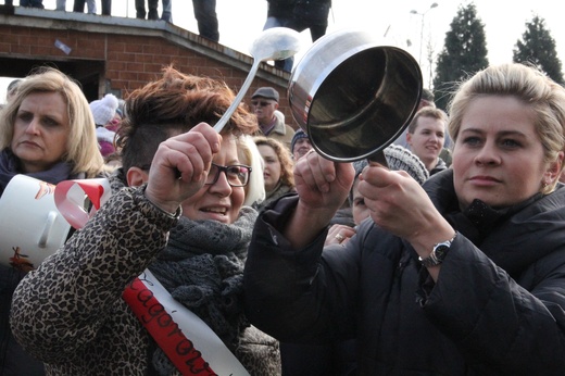 Protest kobiet przed siedzibą JSW