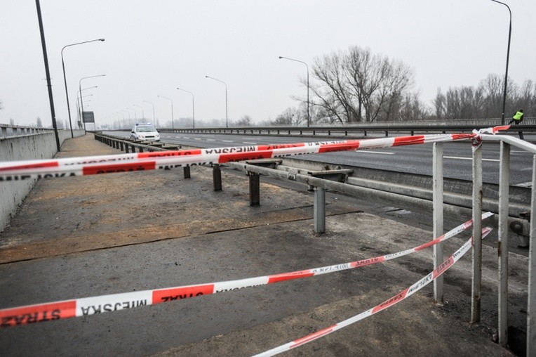 Dogaszają Most Łazienkowski