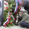 Kwiaty na grobie kata Armii Krajowej