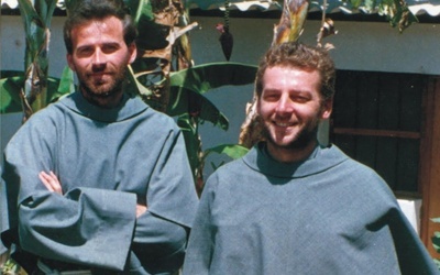 Bł. o. Michał Tomaszek (z lewej) i bł. o. Zbigniew Strzałkowski (z prawej)