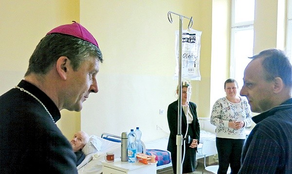  Bp Roman odwiedził chorych i udzielił im błogosławieństwa