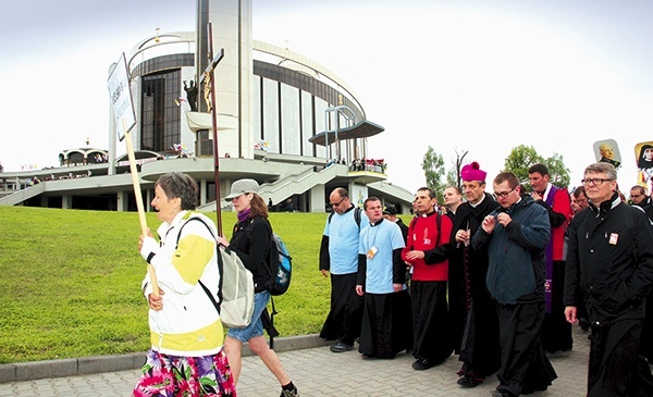  Pielgrzymi bielsko-żywieccy przed świątynią w Krakowie