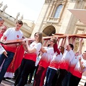 Młodzież z Polski odebrała  symbole ŚDM od młodzieży brazylijskiej w Niedzielę Palmową 2014 roku. Od tego czasu peregrynują po Europie Środkowej. Teraz przyjadą do naszej diecezji