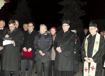 Na zdjęciu: Uczestnicy uroczystości upamiętniającej wywiezionych do ZSRR. Przemawia Bernard Gaida