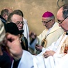  Biskup senior wraz z kapłanami koncelebrującymi Eucharystię udzielili sakramentu namaszczenia chorych niemal wszystkim pielgrzymom