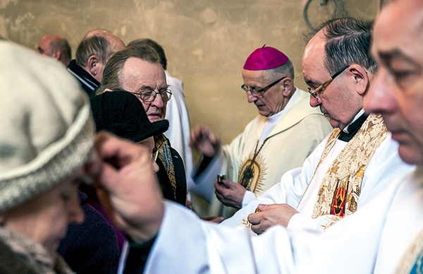  Biskup senior wraz z kapłanami koncelebrującymi Eucharystię udzielili sakramentu namaszczenia chorych niemal wszystkim pielgrzymom