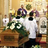 Na zdjęciu: Mszy pogrzebowej przewodniczył bp Paweł Stobrawa