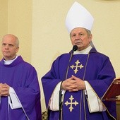  Bp Henryk Tomasik i ks. Jarosław Wojtkun