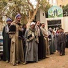 16.02.2015. Egipt. Wioska al-Aour. Krewni i bliscy ofiar islamistów gromadzą się na nabożeństwie żałobnym. Grupa egipskich chrześcijan (Koptów) została porwana w Libii ponad miesiąc temu. 15 lutego pojawiło się wideo z egzekucji – 21 osób zostało ściętych przez terrorystów powiązanych z Państwem Islamskim. 