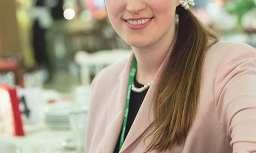 Ewa Wrona, polonistka, wita właśnie gości przychodzących na Kurs Alfa w chorzowskiej restauracji „Pod Dzwonem”