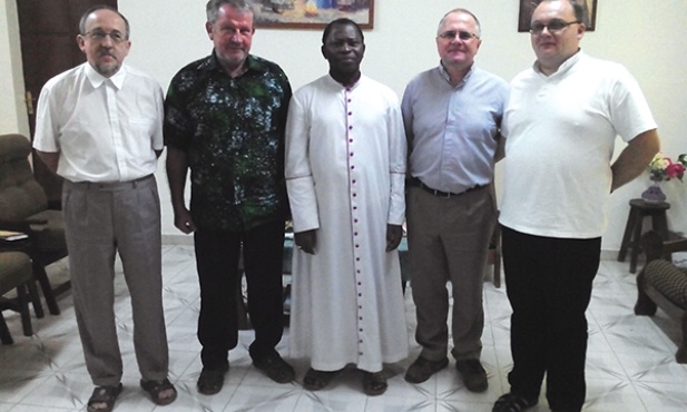 W diecezji Kara. Od lewej: ks. Stanisław Klein, ks. Piotr Warzecha, bp Jacques Longa, ks. Henryk Pocześniok i ks. Grzegorz Sonnek 