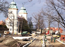 Remont uliczki dojazdowej  do zamku: mniej parkingu,  więcej zieleni