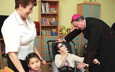  Bp Andrzej Jeż spotkał się z niepełnosprawnymi dziećmi i młodzieżą
