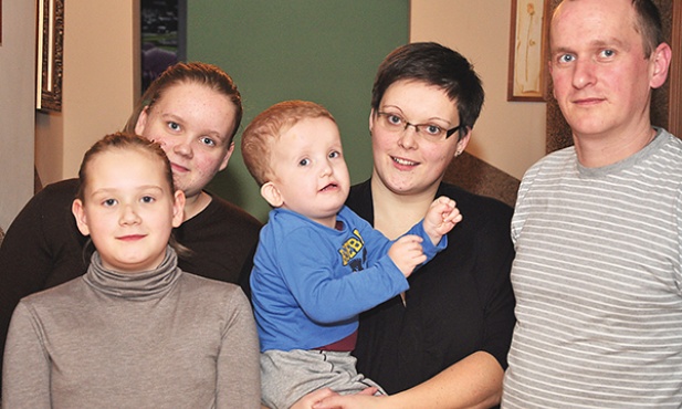 Antoś (w środku) z rodzicami i siostrami