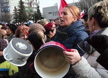  Protest żon górników pod siedzibą JSW