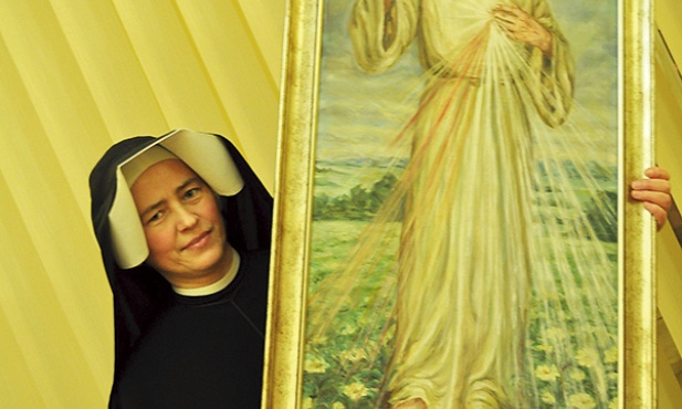 S. Jolanta Pietrasińska pokazuje obraz Jezusa Miłosiernego z lat 40. XX wieku