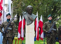 W parku Jordana 14 września  2014 roku odsłonięto pomnik o. Władysława Gurgacza – kapelana antykomunistycznej organizacji Polska Podziemna Armia Niepodległościowa, działającej na terenie Beskidu Sądeckiego