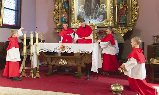 Ministranci służą w kościele św. Mikołaja zbudowanym w 1660 roku