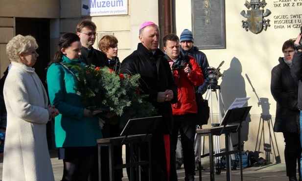 Modlitwa przed złożeniem kwiatów na grobie bł. ks. Jerzego Popiełuszki. Z lewej Halina Szydełko, dalej bp Marek Solarczyk i ks. Marcin Brzeziński 