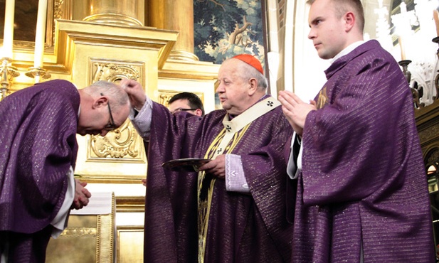 Kard. Dziwisz: Świat nie rozumie słowa post