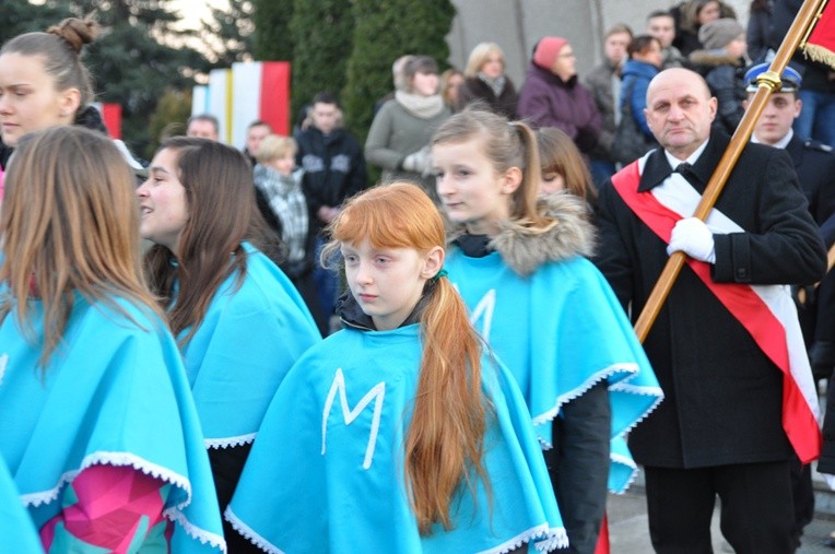 Dziewczęta z DSM w procesji powitalnej