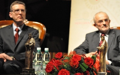 Nagrodzeni otrzymali statuetki przedstawiające postać ks. prof. Bolesława Kumora