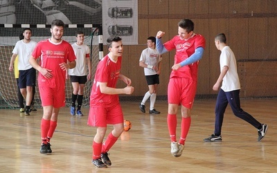 Radość zawodników z Łowicza po strzeleniu gola drużynie z Sochaczewa