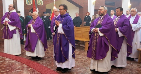 Budowanie na krwi męczenników