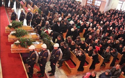 1 kwietnia 2012 r. w Kamesznicy - pogrzeb trzech górników, którzy zginęli w wypadku w Przybędzy
