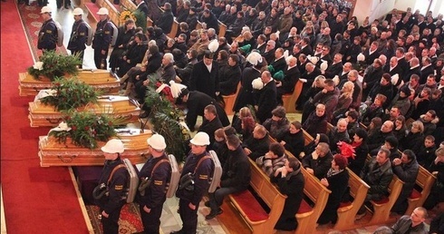 1 kwietnia 2012 r. w Kamesznicy - pogrzeb trzech górników, którzy zginęli w wypadku w Przybędzy