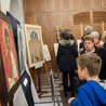 Wystawa prezentuje dziewięć projektów Nowosielskiego, które udało się odnaleźć.