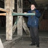 Pan Marian, kościelny parafii pw. świętych Stanisława, Wacława i Doroty, pokazuje kołowrót, którym dawni budowniczowie wciągali w górę drewno