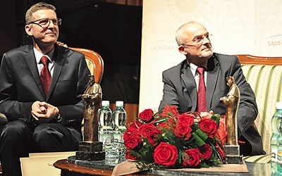 Prof. Kudyba (z lewej) i dr Szewczyk ze swoimi statuetkami