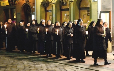 Procesja ze świecami przeszła przez opolski rynek