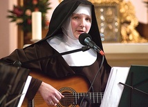  Siostra Weronika ułożyła muzykę do wierszy  współsióstr z klasztoru