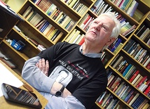 Zygmunt Jaszczak w koszulce z fotografią wuja Franciszka Majewskiego ps. „Słony”