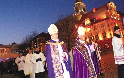 Podczas przemarszu ulicami miasta  wierni śpiewali Litanię do wszystkich świętych