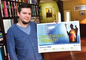  Dominik z kalendarzem, który ilustruje pierwszych 12 billboardów wydanych przez fundację