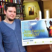  Dominik z kalendarzem, który ilustruje pierwszych 12 billboardów wydanych przez fundację