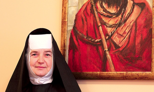  Albertynki odczytują swój charyzmat, wpatrując się w namalowaną przez brata Alberta ikonę „Ecce Homo”. Chrystus znieważony, ubiczowany, opluwany – oto człowiek. – On, malując ten obraz, ujrzał Jezusa w drugim człowieku. Im bardziej człowiek jest znieważony, odrażający, potrzebujący, tym bardziej widoczny jest Jezus. To bardzo poetyckie, ale prawdziwe i piękne – mówi s. Salomea