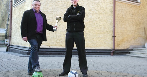 Piotr Lachowski, współorganizator gdańskiego turnieju, oraz ks. Piotr Belecki, diecezjalny duszpasterz LSO