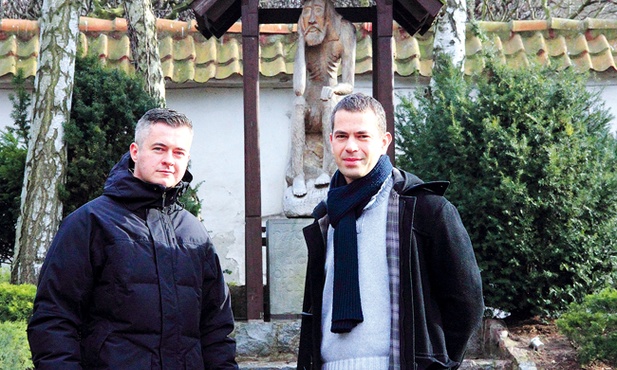 Organizatorzy starają się, by miejsca rozważań kolejnych stacji wypadały u stóp przydrożnych kapliczek. Na zdjęciu: Jacek Zarzycki i Kuba Gorski