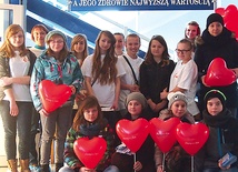  Z czerwonymi balonikami z napisem: „Zakochaj się w ŚDM” przyszli nie tylko do szpitala, ale wyszli też na ulice Lipska