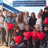  Z czerwonymi balonikami z napisem: „Zakochaj się w ŚDM” przyszli nie tylko do szpitala, ale wyszli też na ulice Lipska