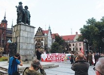 Od projektu do samej przebudowy placu droga jest daleka. Zapewne jeszcze wiele razy usłyszymy o wojnie pomnikowej