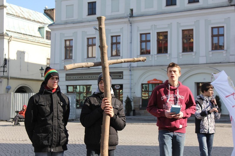 Młodzi cieszyniacy z krzyżem na rynku