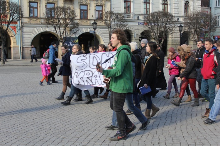 Młodzi cieszyniacy z krzyżem na rynku